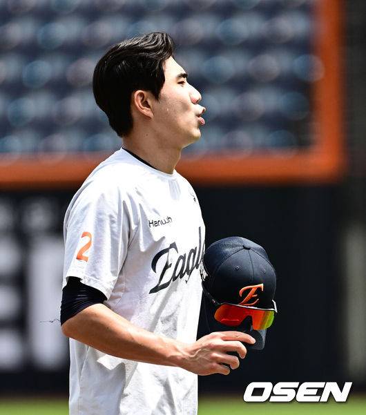 [OSEN=대전, 지형준 기자] 14일 대전 한화생명볼파크에서 2025 신한 SOL Bank KBO리그 한화 이글스와 LG 트윈스의 경기가 열렸다.LG가 40승 26패 1무(승률 .606)로 1위, 한화는 40승 27패(승률 .597)로 2위다. 0.5경기 차이다. 경기 결과에 따라 1위가 바뀔 수도 있다.&nbsp;이날 한화는 폰세, LG는 임찬규를 선발로 내세웠다.한화 심우준이 훈련을 마치고 숨을 몰아쉬고 있다. 2025.06.14 /jpnews@osen.co.kr