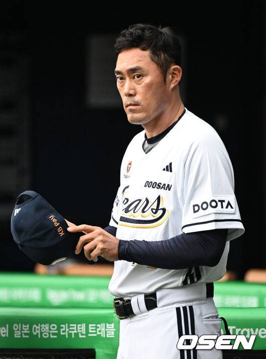 [OSEN=잠실, 조은정 기자]15일 서울 잠실야구장에서 2025 신한 SOL Bank KBO리그 두산 베어스와 키움 히어로즈의 경기가 열렸다.이날 홈팀 두산은 곽빈을, 원정팀 키움은 정현우를 선발 투수로 내세웠다.두산 조성환 감독대행이 키움 벤치를 바라보고 있다. 2025.06.15 /cej@osen.co.kr