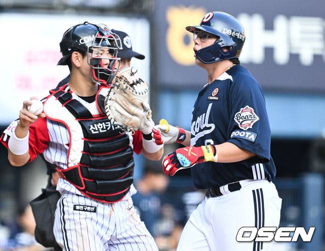 [OSEN=잠실, 조은정 기자]22일 오후 서울 잠실구장에서 2025 신한 SOL Bank KBO리그 LG 트윈스와 두산 베어스의 경기가 열렸다.LG는 송승기, 두산은 최승용이 선발로 나섰다.5회초 두산 선두타자 김민혁이 솔로포를 날린 뒤 득점을 올리고 있다. 2025.06.22 /cej@osen.co.kr