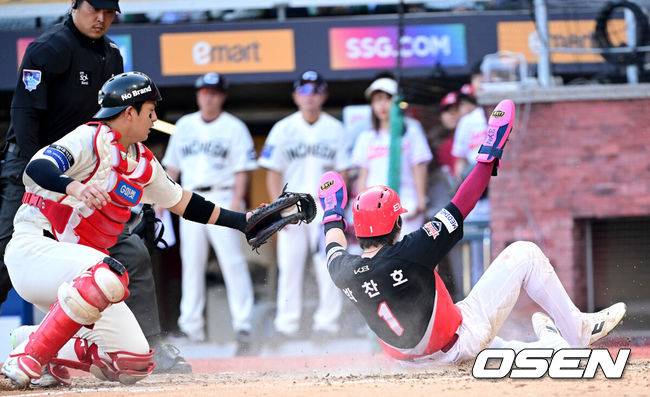 [OSEN=인천, 최규한 기자] 22일 인천 SSG랜더스필드에서 ‘2025 신한 SOL Bank KBO리그’ SSG 랜더스와 KIA 타이거즈의 경기가 열렸다.홈팀 SSG은 드류 앤더슨, 방문팀 KIA는 제임스 네일을 선발로 내세웠다.5회초 2사 1, 2루 상황 KIA 위즈덤의 선제 1타점 적시타 때 2루 주자 박찬호가 홈으로 쇄도해 세이프되고 있다. 2025.06.22 / dreamer@osen.co.kr
