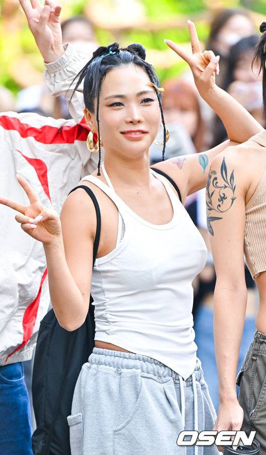 [OSEN=박준형 기자]  28일 오전 서울 여의도 KBS 신관에서 ‘KBS 2TV '생방송 뮤직뱅크(이하 뮤뱅) 녹화가 진행됐다.이날 뮤직뱅크에는 BAE173,Candy Shop,cignature(시그니처),CRAXY(크랙시),EVNNE(이븐),H1-KEY (하이키),ONE PACT (원팩트),RIIZE,ROCKY,TRENDZ(트렌드지),TWS (투어스),WOOAH (우아),권은비,규빈,레드벨벳,블리처스 (BLITZERS),오유진,이진이,잠비노 x 토이고 x 홀리뱅,케플러(Kep1er) 등이 무대를 펼친다.홀리뱅 허니제이가 포즈를 취하고 있다. 2024.06.28 / soul1014@osen.co.kr