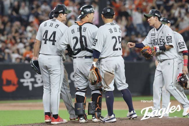 한화 선수들이 22일 대전 키움전 승리 후 기뻐하고 있다. /한화 이글스 제공