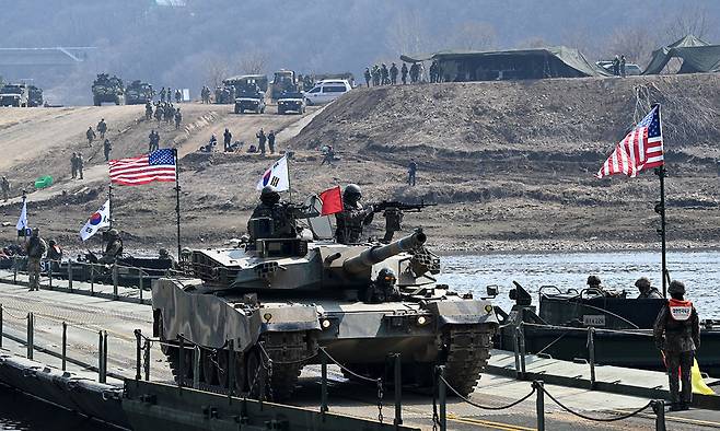 지난 3월 20일 경기 연천군 임진강 일대 석은소 훈련장에서 열린 한미 연합 제병협동 도하훈련에서 K1E1전차가 180m 길이의 연합부교를 건너고 있다. 뉴스1