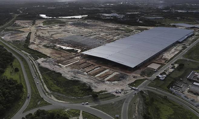 브라질 바이아주 카마카리에 지어지고 있는 중국 전기차 BYD 공장의 지난 3월 모습 카마카리=AP연합뉴스