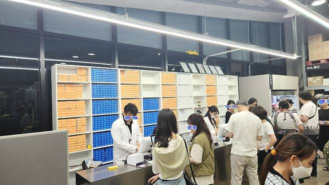 21일&nbsp;오후 경기 성남시 수정구 고등공공주택지구의 한 창고형 약국 매장에서 방문객들이 약을 계산하고 있다.&nbsp; &nbsp;성남=오상도 기자