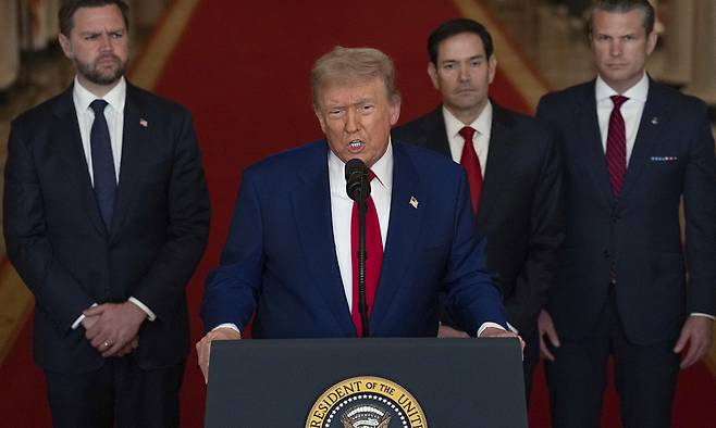 도널드 트럼프 미국 대통령이 21일(현지시간) 백악관 이스트룸에서 미군의 이란 핵 시설 공습에 관해 발언하고 있다. AP연합뉴스