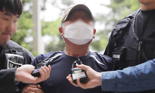 가정폭력으로 인한 접근금지 조치가 끝난 지 일주일 만에 아내를 찾아가 흉기로 살해한 혐의(살인)를 받는 60대 A씨가 지난 21일 인천 미추홀구 인천지방법원에서 열린 구속 전 피의자 심문(영장실질심사)에 출석하기 위해 이동하고 있다. 뉴시스