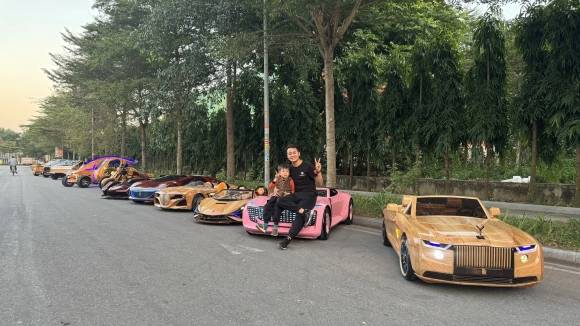 베트남 박닌성의 목수 쯔엉 반 다오가 아들과 함께 목재 슈퍼카 앞에서 기념 촬영을 하고 있다. 페이스북