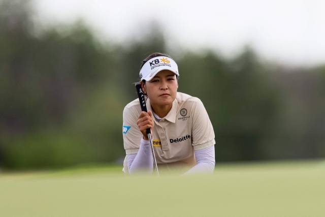 그린을 읽고 있는 전인지. 사진 제공=AFP연합뉴스