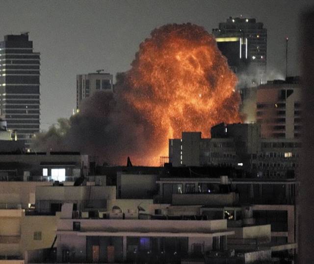 지난 15일 이스라엘 수도 텔아비브에 떨어진 이란의 미사일로 인해 건물에서 화염과 연기가 피어오르고 있다. AP 연합뉴스