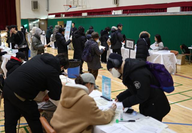 동작구 서울공업고등학교에서 응시생들이 초·중·고졸 검정고시 원서를 접수하고 있다. 연합뉴스