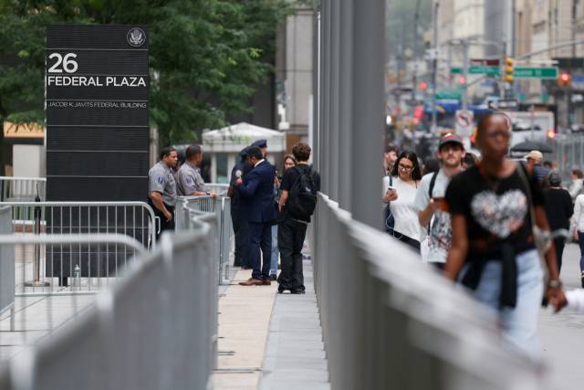 이민법원이 입주해 있는 미국 뉴욕시티 맨해튼의 제이콥 제이비츠 연방청사 앞으로 행인들이 지나고 있다. 로이터연합뉴스