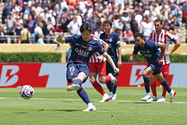 파리생제르맹의 이강인이 6월15일(현지시간) 클럽월드컵 B조 아틀레티코와의 경기에서 페널티킥으로 득점에 성공했다. ⓒAFP연합