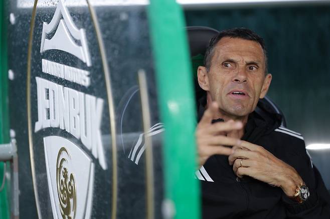 강등권으로 추락해 가까스로 K리그1에 잔류했던 2024년 전북 현대엔 거스 포옛 감독이 없었다. 이번 시즌을 앞두고 부임한 우루과이 지도자가 녹색군단의 모든 걸 바꿔놓았다. 포옛 감독이 21일 전주월드컵경기장에서 열린 서울과 K리그1 홈경기 도중 상황을 분석하는 모습. 사진제공｜한국프로축구연맹