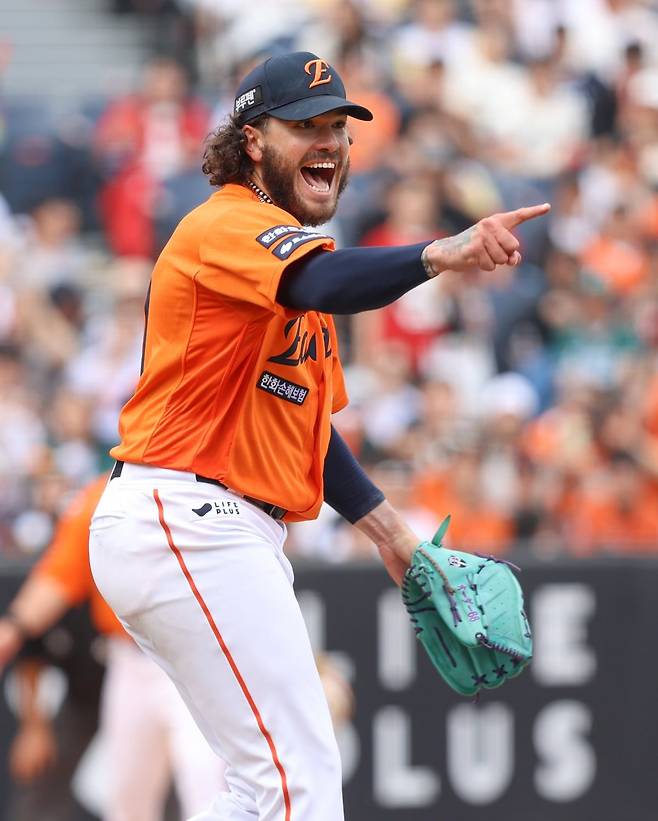 한화 코디 폰세가 22일 대전 한화생명볼파크에서 열린 키움전 도중 3회초에 키움 타자 임지열과 설전을 벌였다. 두 선수의 설전으로 벤치클리어링이 발생했다. 사진제공｜한화 이글스