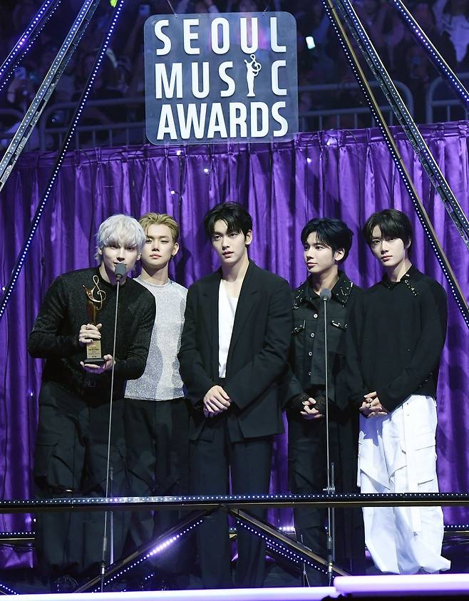 케이팝 톱티어 투모로우바이투게더는 21일 열린 제34회 서울가요대상에서 3관왕을 차지해 화제를 모았다. 사진제공|서울가요대상