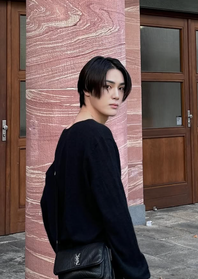 사생활 문제로 더 보이즈에서 사실상 퇴출된 더 보이즈 전 멤버 주학년 사태가 20억대에 이르는 법적 소송으로 비화될 조짐이다. 이같은 액수는 잔여 전속 계약금에 일부 위약 벌이 포함, 산정된 것으로 보인다. 사진|주학년 인스타그램 캡처