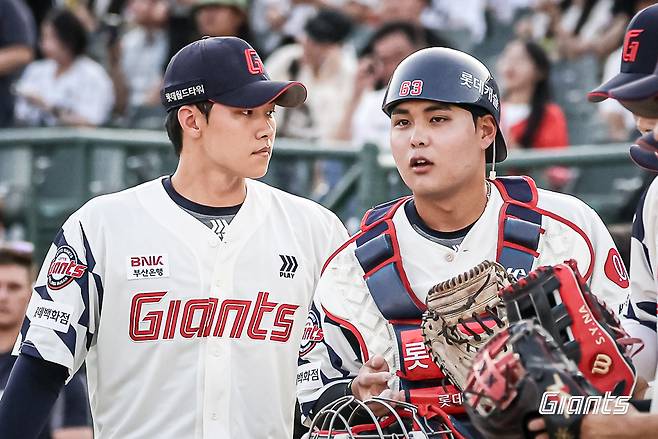 홍민기와 대화를 하고 있는 박재엽(오른쪽). 롯데 자이언츠 제공