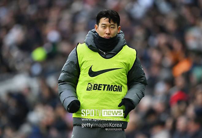 ▲ '가디언' 역시 “손흥민은 지난 10년간 충성심을 보인 클럽을 떠날 수 있다”며 “그는 더 이상 팀의 절대적인 주축은 아니며, 속도와 체력 면에서도 예전만 못하다”고 분석했다. 이어 “사우디아라비아 클럽들이 그의 영입에 관심을 보이고 있으며, 토트넘은 이적료만 충분하다면 문을 열어놓고 있다”고 덧붙였다.