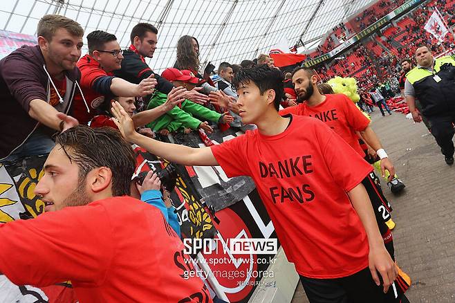 ▲ 손흥민은 “일단 아직 계약 기간이 남아 있기 때문에 내가 여기서 어떤 말을 하는 것보다 기다려 보는 게 좋을 것 같다”며 조심스러운 입장을 밝혔다. 이어 “나도 상당히 궁금하다. 미래를 생각하기보다는 어떤 일이 벌어질지를 지켜보는 게 좋다”고 덧붙였다.