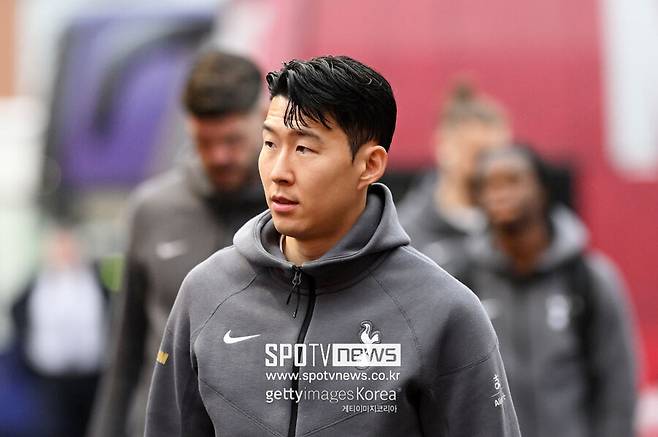 ▲ 무관의 꼬리표도 뗐다. 지난 2017-18시즌 잉글랜드 프리미어리그 2위, 2018-19시즌 유럽축구연맹(UEFA) 챔피언스리그 준우승, 2020-21시즌 영국풋볼리그(EFL) 카라바오컵 준우승으로 반복된 아쉬움을 마침내 털어냈다. 지난달 유로파리그 트로피를 품에 안으며 환희의 눈물을 흘렸다. 유로파리그 우승으로 손흥민의 토트넘 커리어는 완벽하게 방점을 찍었다고 보여진다.