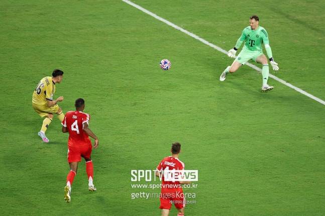 ▲ 보카 주니어스의 공격수가 요나탄 타 뒤로 깊숙이 침투했다. 바이에른 뮌헨이 새로이 찾은 수비 리더에게 아주 큰 약점이 확인됐다. 김민재 대신 나선 타가 상대 공격수와 스피드 싸움에서 밀리면서 실점해 앞으로 고민을 안겼다.