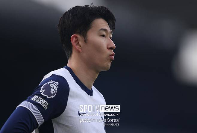 ▲ 토트넘은 손흥민과 계약이 만료되기 전 현금화를 목표로 하고 있다. 영국 '더 타임즈'도 "토트넘은 손흥민에게 장기 계약을 제안했으나 거절당했다. 이제 다니엘 레비 회장은 손흥민을 통해 최대한 수익을 내야 한다"며 "선수와 구단 모두에게 이익이 되는 실용적 접근이 필수다. 올해 여름이 이적료를 제대로 받을 수 있는 마지막 기회"라고 했다.