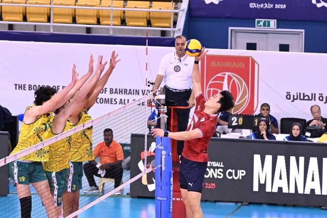 블로커 3명을 앞에 두고 공격을 펼치는 임동혁(오른쪽). /사진=AVC 제공