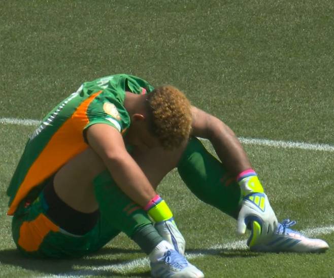 2025 국제축구연맹(FIFA) 클럽 월드컵 조별리그 F조 2차전 보루시아 도르트문트전에서 치명적인 실수로 실점을 허용한 뒤 좌절하고 있는 마멜로디 선다운스 론웬 윌리엄스 골키퍼. /사진=중계화면 캡처