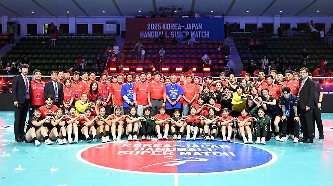 한일전 여자부 단체 촬영 모습. /사진=대한핸드볼협회 제공