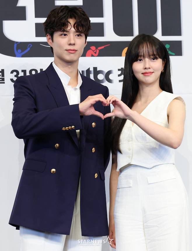 (서울=뉴스1) 권현진 기자 = 배우 박보검과 김소현(오른쪽)이 29일 서울 구로구 더링크서울 트리뷰트 포트폴리오 호텔에서 열린 JTBC 새 토일드라마 '굿보이' 제작발표회에서 포즈를 취하고 있다.  '굿보이'는 특채로 경찰이 된 전직 국가대표 선수들이 메달 대신 경찰 신분증을 목에 걸고, 비양심과 반칙이 판치는 세상에 맞서 싸우는 코믹 액션 청춘 수사극이다. 2025.5.29/뉴스1  Copyright (C) 뉴스1. All rights reserved. 무단 전재 및 재배포,  AI학습 이용 금지. /사진=(서울=뉴스1) 권현진 기자