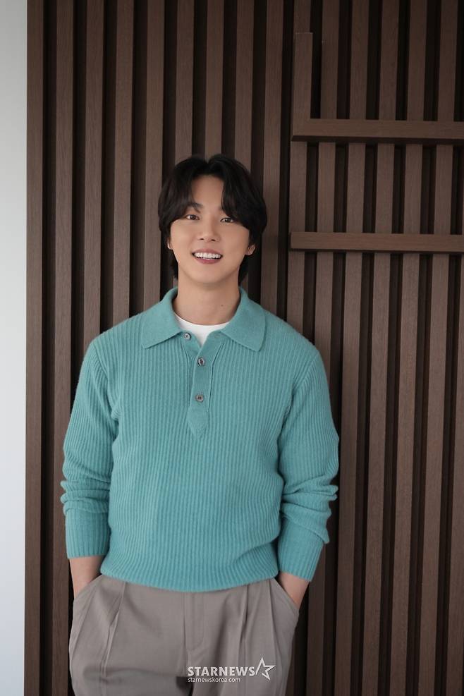 영화 '우리 사랑이 향기로 남을 때'의 주연배우 윤시윤이 6일 진행된 인터뷰를 위해 포즈를 취하고 있다.  일도 연애도 마음 같지 않은 창수(윤시윤 분)와 모든 걸 가졌지만 연애는 쉽지 않은 아라(설인아 분), 두 사람의 앞에 사랑에 빠지게 만드는 향수가 등장하며 펼쳐지는 로맨스 '우리 사랑이 향기로 남을 때'는 오는 8일 개봉한다. /사진제공=콘텐츠존 2023.02.06