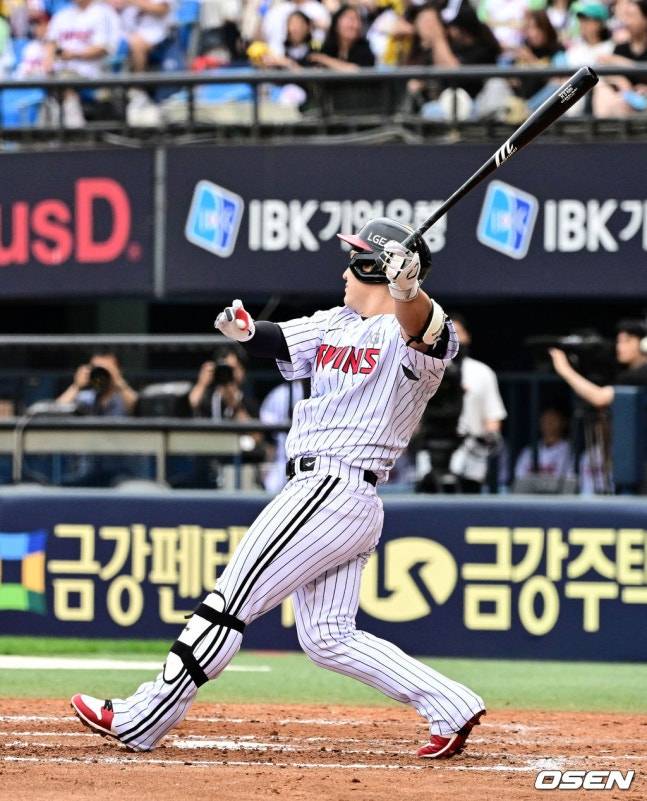 LG 박동원이 21일 잠실 LG전 4회말 무사 1, 2루에서 역전 우월 3점 홈런을 치고 있다.