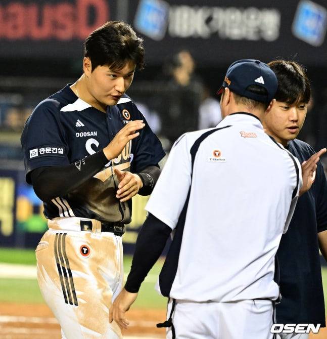 두산 조성환 감독대행(오른쪽)이 21일 잠실 LG전 승리 후 김동준과 하이파이브하고 있다.