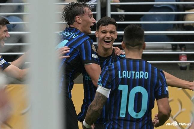 인터밀란 선수들이 우라와 레즈전 역전골을 넣고 기뻐하고 있다. /AFPBBNews=뉴스1