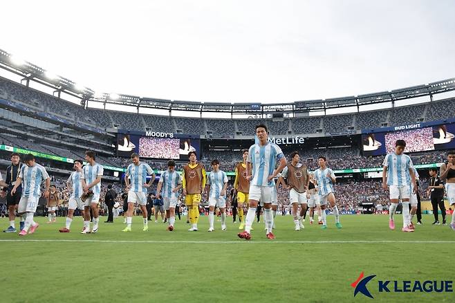 울산 HD 선수들이 22일(한국시간) 미국 뉴저지주 이스트 러더퍼드의 메트라이프 스타디움에서 열린 2025 국제축구연맹(FIFA) 클럽 월드컵 조별리그 F조 2차전 플루미넨시(브라질)전 2-4 패배 후 아쉬워하고 있다. /사진=한국프로축구연맹 제공