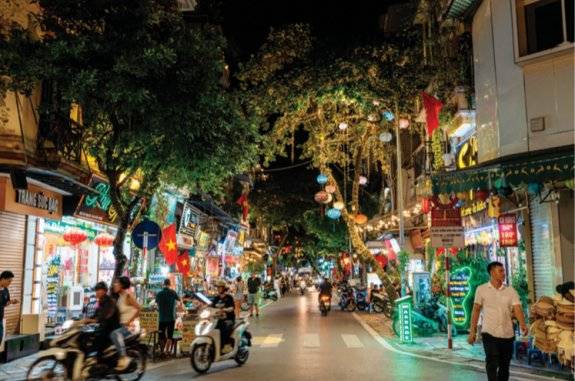 전통 상점과 현대식 카페가 좁은 골목 안에 함께 자리한 36거리. GETTYIMAGES