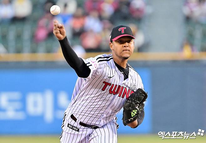 LG 트윈스 외국인 투수 엘리에이저 에르난데스가 21일 서울 잠실야구장에서 열린 2025 신한 SOL Bank KBO리그 두산 베어스와의 팀 간 7차전에 선발등판, 4이닝 5피안타 2볼넷 4탈삼진 4실점으로 부진했다. 사진 엑스포츠뉴스 DB