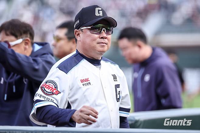 롯데 자이언츠 김태형 감독이 올해 정규시즌 경기에서 승리한 뒤 미소 짓고 있다. 롯데 자이언츠