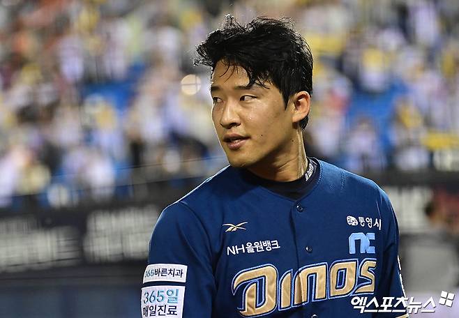 18일 오후 서울 송파구 잠실야구장에서 열린 '신한 SOL Bank KBO리그' NC 다이노스와 LG 트윈스의 경기, LG가 9:8의 스코어로 9회말 끝내기 승리를 거뒀다.  경기 종료 후 NC 류진욱이 아쉬워하며 그라운드를 빠져나가고 있다. 엑스포츠뉴스 DB