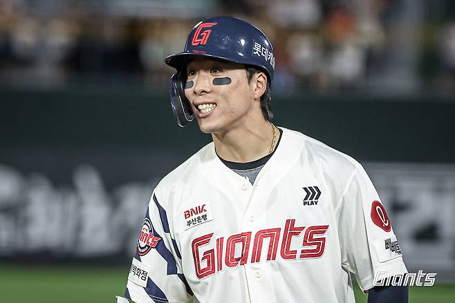 롯데 자이언츠 외야수 김동혁이 올해 정규시즌 경기에서 안타를 친 뒤 기뻐하고 있다. 롯데 자이언츠