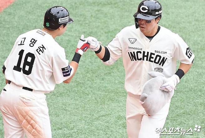 21일 오후 인천SSG랜더스필드에서 열린 '2024 신한 SOL Bank KBO리그' LG 트윈스와 SSG 랜더스의 더블헤더 1차전 경기, 3회말 무사 1루 SSG 한유섬이 투런 홈런을 날린 후 고명준과 주먹을 맞대고 있다. 엑스포츠뉴스 DB