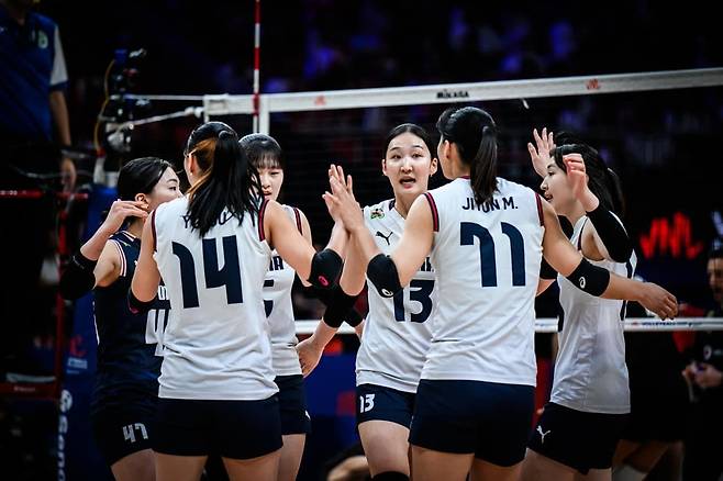 득점 후 기뻐하는 한국 여자배구 대표팀 선수들 [FIVB 홈페이지 캡처. 재판매 및 DB 금지]