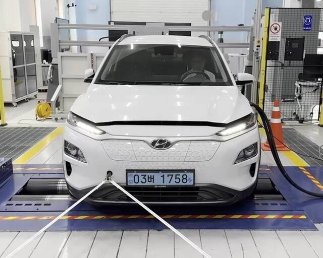 교통안전공단 전자장치진단기(KADIS) 이용 전기차 안전 검사 [교통안전공단 제공. 재판매 및 DB 금지]