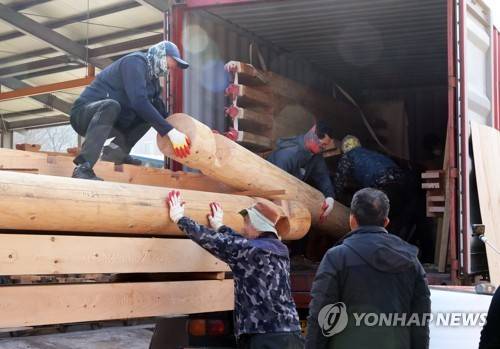 목재 운반 장면 [연합뉴스 자료사진]