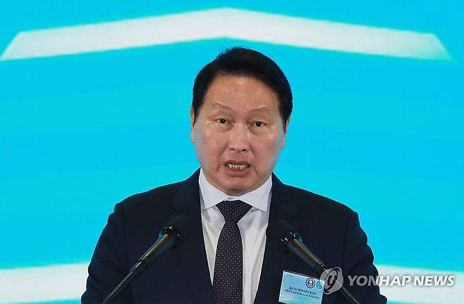 최태원 회장, 울산 AI 데이터센터 출범식 환영사 (울산=연합뉴스) 홍해인 기자 = 최태원 SK그룹 회장 겸 대한상공회의소 회장이 20일 울산전시컨벤션센터에서 열린 울산 인공지능(AI) 데이터센터 출범식에서 환영사를 하고 있다. 2025.6.20 [대통령실통신사진기자단] hihong@yna.co.kr