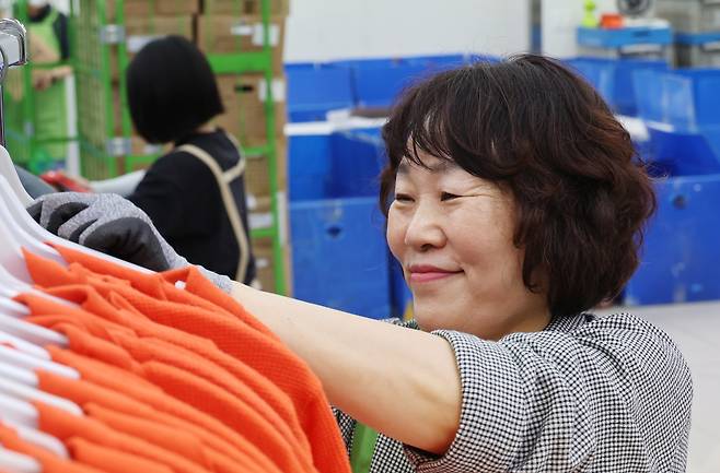 아름다운가게에서 일하는 강경원씨 [촬영: 임채두 기자]