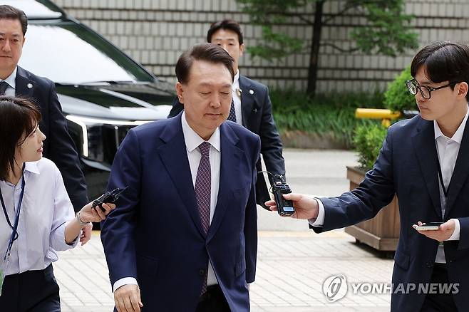 조은석 특검 임명 뒤 첫 내란 재판 출석한 윤석열 (서울=연합뉴스) 윤석열 전 대통령이 16일 서울 서초구 서울중앙지방법원에서 열린 내란 우두머리 혐의·직권남용 권리행사 방해 혐의 사건 7차 공판에 출석하고 있다. 윤 전 대통령의 법원 출석은 이재명 대통령의 '3대 특검' 임명 후 처음이다. 2025.6.16 [사진공동취재단] photo@yna.co.kr