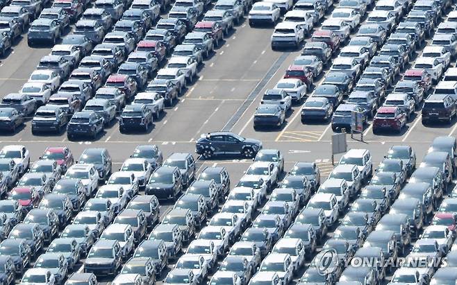 자동차 수출 앞날은 (울산=연합뉴스) 김용태 기자 = 도널드 트럼프 미국 대통령의 상호관세 발표와 미국으로 수입되는 외국산 자동차에 대한 25% 관세 부과를 앞두고 2일 현대자동차 울산공장 수출선적부두 옆 야적장에 완성차가 대기하고 있다. 2025.4.2 yongtae@yna.co.kr