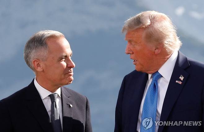 도널드 트럼프 미국 대통령(오른쪽)과 마크 카니 캐나다 총리 [로이터=연합뉴스]